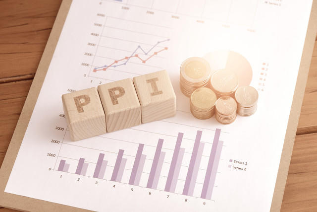 金融市场中，期货价格与货币汇率的复杂紧密联系是怎样的？