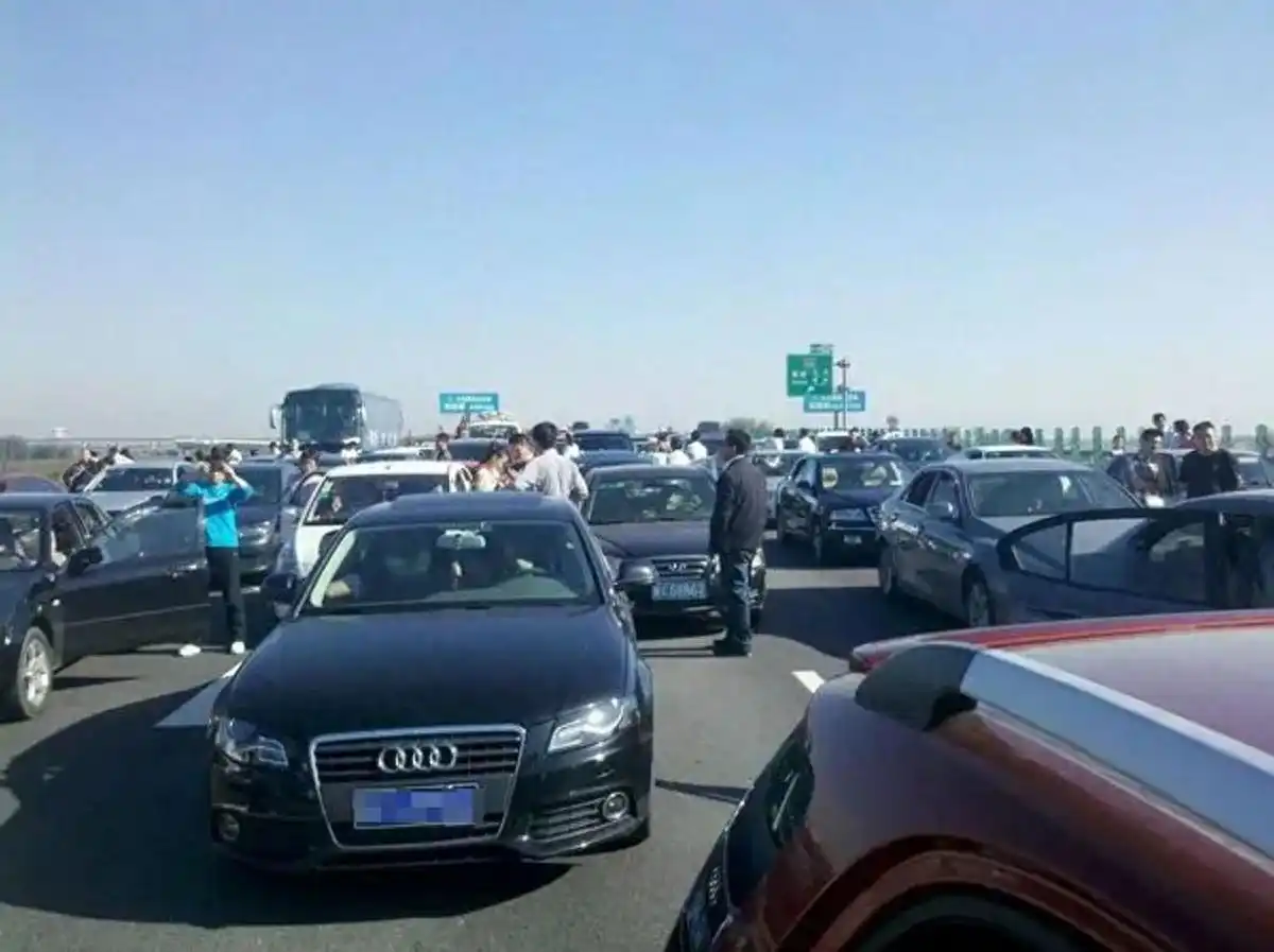 黄金周景区门票价格乱象_旅游黄金周的积极影响_黄金周旅游景区人流拥堵问题