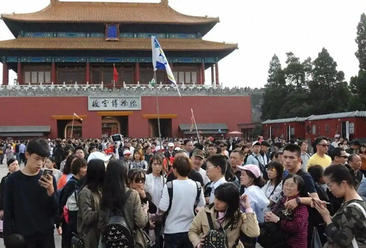 黄金周景区门票价格乱象_黄金周旅游景区人流拥堵问题_旅游黄金周的积极影响