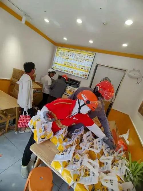 武汉90后银行职员夫妻下班后兼职送外卖，引发哪些思考？