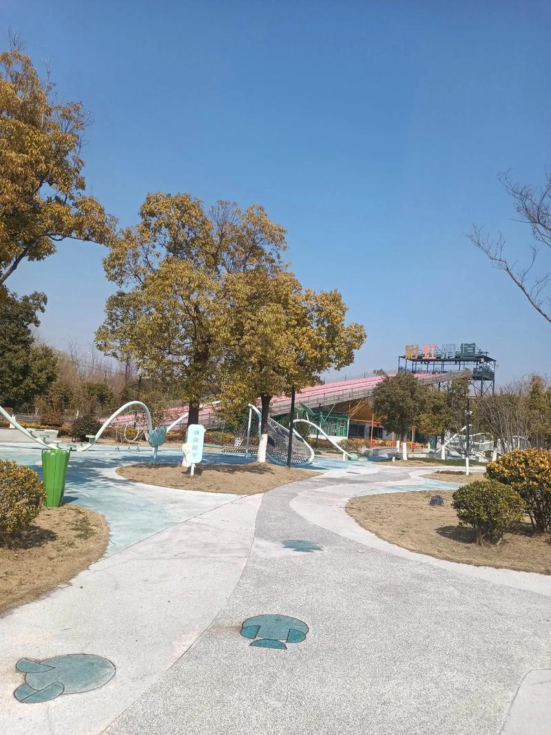 旅游对家乡影响大！小公园变美，游客纷纷拍照留念？