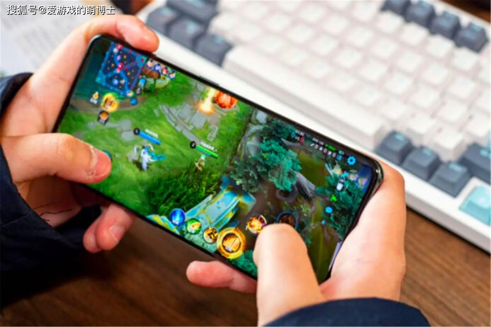 青年做游戏代练月入过万遭母亲反对，稳定是唯一正途？