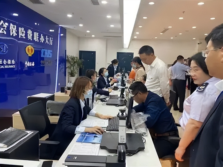 农村合作医疗老了可以领吗_高龄老人养老金倾斜调整_普惠型高龄津贴制度