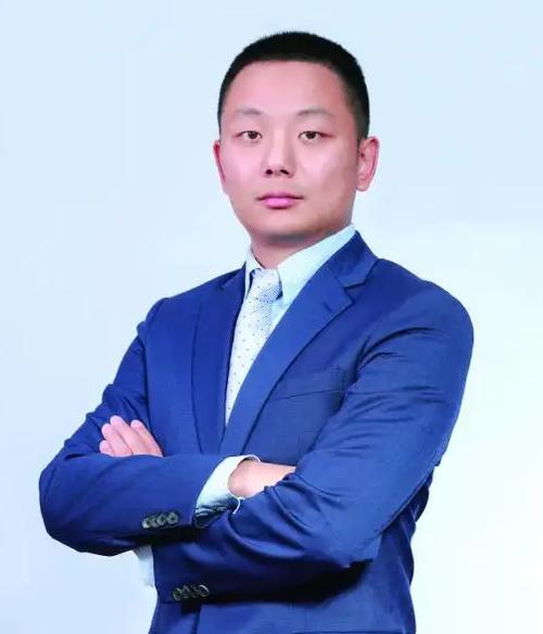 胡剑：18年证券从业经历，现任易方达基金多项职务