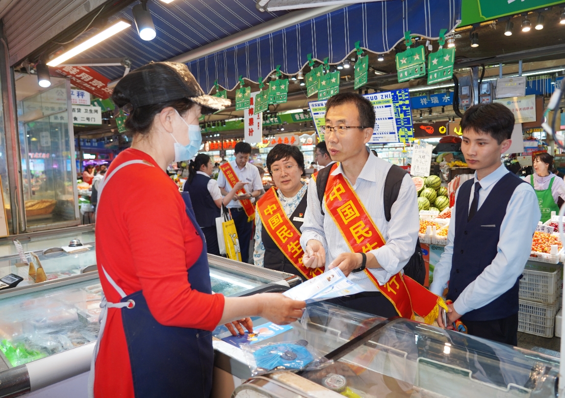 青岛市银行业金融知识万里行_金融宣教进市场活动_农业银行青岛网点