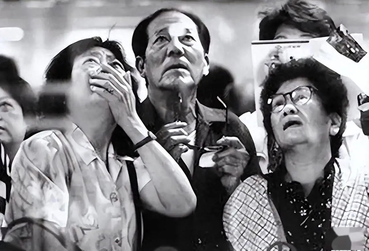 1997 年亚洲金融风暴下，香港如何挺过财富蒸发危机？