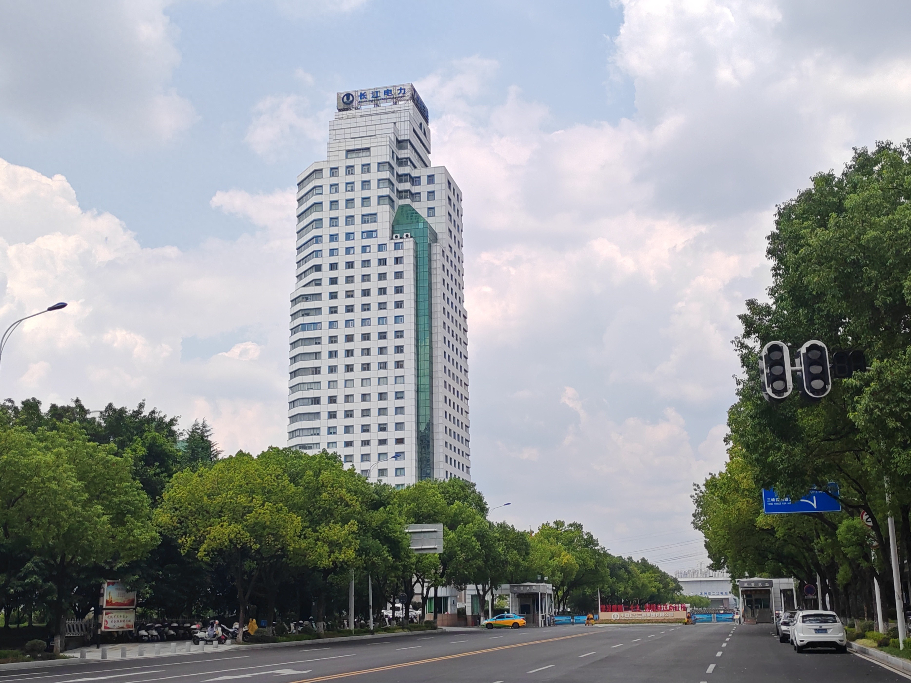 长江电力控股股东增持及股价走势，还有分红计划详情