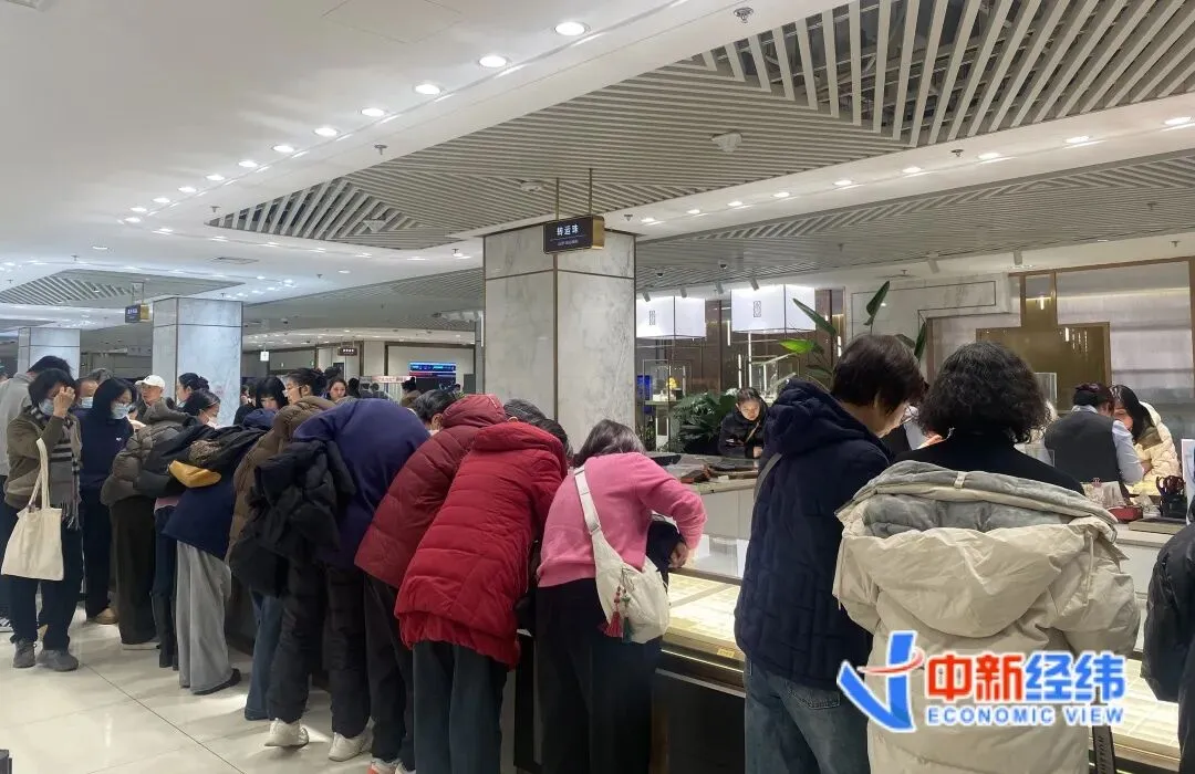 金价回调，北京菜百柜台被挤爆，小克重金条卖断货