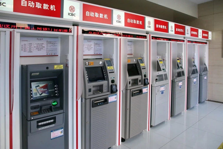 自动存取款机使用指南，含操作方法、吞卡处理及密码设置